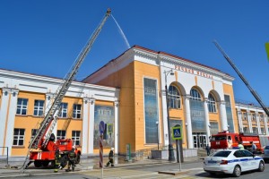 Пожарные МЧС России отрабатывают всевозможные сценарии  борьбы с огнем