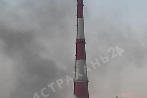 На улице Яблочкова в Астрахани тушат пожар