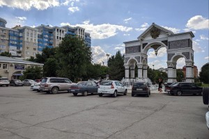 В Астрахани ввели запрет парковки и стоянки на проспекте Гужвина