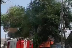 В Астрахани на улице Боевой сгорели хозпостройка и&#160;заброшенный дом