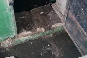 Жители улицы Дзержинского в&#160;Астрахани больше месяца страдают от разлива канализации