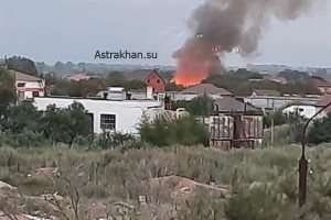 В Астрахани сгорел дом на площади 400 кв. метров