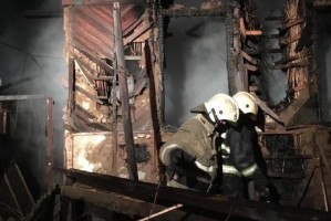 В Астрахнской области сгорел гараж с двумя машинами