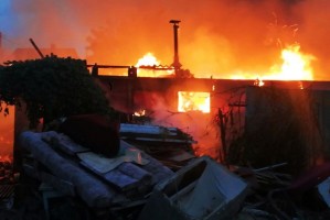В Астрахани спаливший 6 построек пожар тушили 10 боевых расчётов