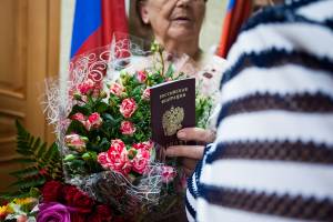 В Астраханской области 88-летняя украинка получила паспорт гражданина России