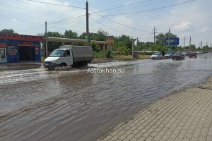 В Астрахани после аварии случился потоп на проезде Воробьева
