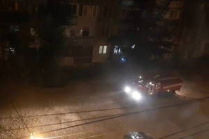 В Астрахани на улице Мейера самовоспламенилось дерево возле дома