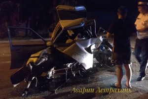 Ночью в Астрахани очевидцы сняли на видео последствия жуткой аварии