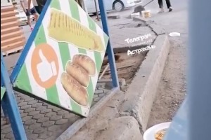 Астраханец в одиночку отремонтировал яму на дороге