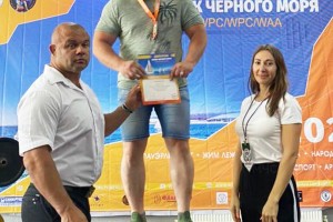 Сотрудник Краснодарского МЧС России завоевал звание элиты по пауэрлифтингу