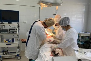 В Астрахани врачи удалили желчный камень из кишечника пациентки