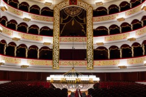 Главную люстру Астраханского театра оперы и балеты подготовили к новому сезону