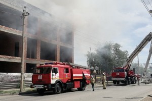 В Астрахани горит крыша неэксплуатируемого здания
