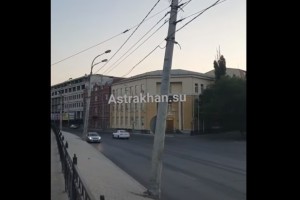 Безопасности астраханцев угрожает аварийный столб у кремля
