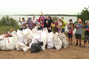 В Астрахани добровольцы собрали на берегу Волги 20 мешков мусора
