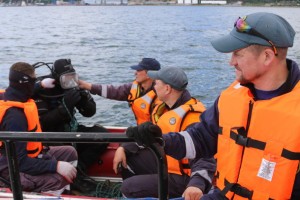 В Охотском море водолазы МЧС России обследуют затонувшее судно «Профессор Моисеев»