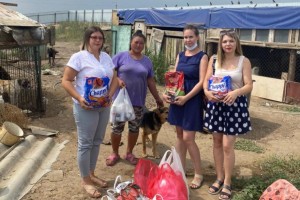 Сотрудники астраханского Росреестра помогли кормами приюту для собак