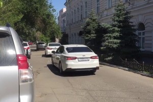 В центре Астрахани у водителя иномарки случился инсульт