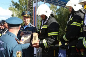 В Санкт-Петербурге прошли первые всероссийские соревнования на звание лучшего звена газодымозащитной службы МЧС России (видео)