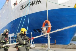 Пожарные Ленинградской области отработали навыки тушения пожаров на строящихся судах