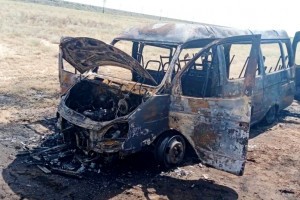 В Астраханской области на трассе сгорела пассажирская автомашина