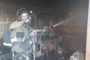 В Астрахани сгорели балкон, автомобиль и заброшенное здание