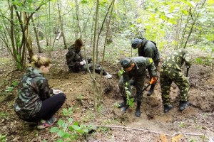 В Калужской области астраханские поисковики нашли останки 63 бойцов Красной Армии