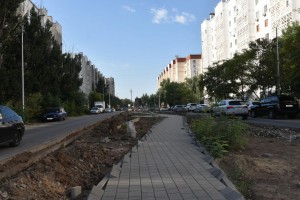 В Астрахани аллея на улице Барсовой к осени превратится в прогулочную зону