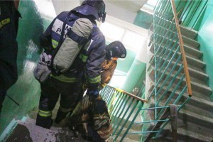 При пожаре в многоэтажке Астрахани огнеборцы спасли мужчину