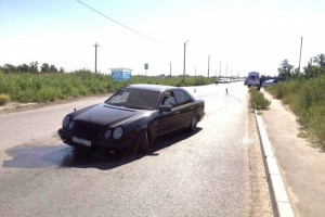 Утром в Астрахани Mercedes насмерть сбил женщину