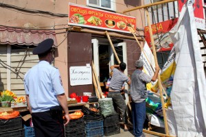 В Астрахани полицейские вышли на зачистку рынка «Большие Исады»