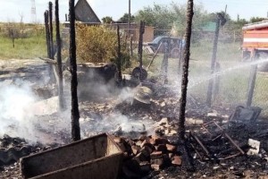 В Астраханской области в течение получаса сгорели две хозпостройки