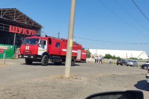 К зданию мирового суда Нариманово под Астраханью подъехали пожарные машины
