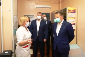 Министр здравоохранения России проверил работу пунктов вакцинации в Астрахани