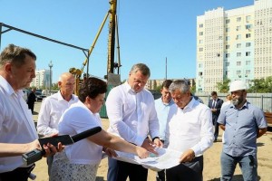 Игорь Бабушкин и Мария Пермякова поздравили астраханцев с Днем строителя