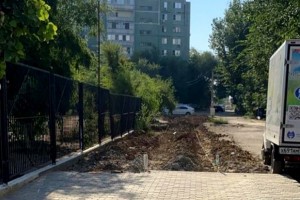 В Астрахани обновляют пешеходные дороги к школам