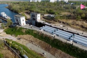 Шедший из Астрахани теплоход врезался в ворота шлюза Волго-Донского канала