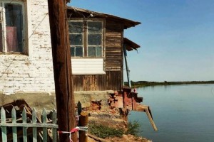 Жителей астраханского села могут расселить из-за угрозы обрушения берега