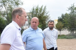 Игорь Седов осмотрел сквер возле СОШ №9 в Астрахани, ремонт которого планируют закончить осенью