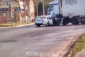 В Астрахани три человека пострадали в ДТП с фурой у Старого моста