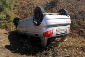 На сельской дороге Астраханской области  водитель опрокинулся в своей иномарке и  погиб