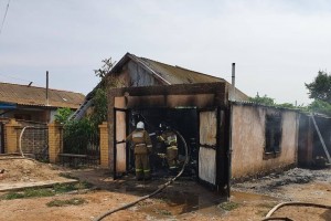 В Астраханской области горели дом, летняя кухня и гараж с машиной