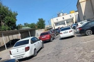 Астраханцы жалуются на платную парковку у ТЦ «Московский»