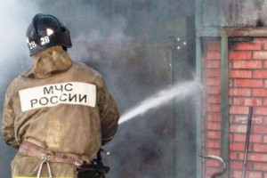 В Астрахани из-за неосторожного обращения с огнём сгорел автомобиль