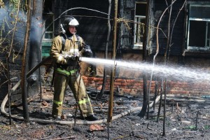 В советском районе города Астрахани тушат сильный пожар