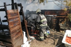 В Астрахани на улице Уфимской горит заброшенный сарай