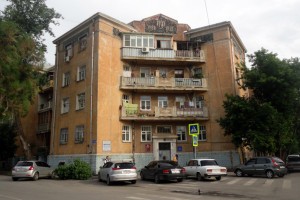 В Астрахани у знаменитого «дома с бутылками» пропала решетка