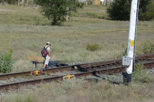 На астраханской железной дороге разбили светофор и&#160;закидали поезд камнями