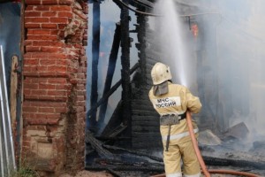Под Астраханью неисправная электропроводка подожгла крышу жилого дома