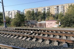 Астраханцы пожаловались на забор, закрывший железнодорожные пути на &#171;Спутнике&#187;